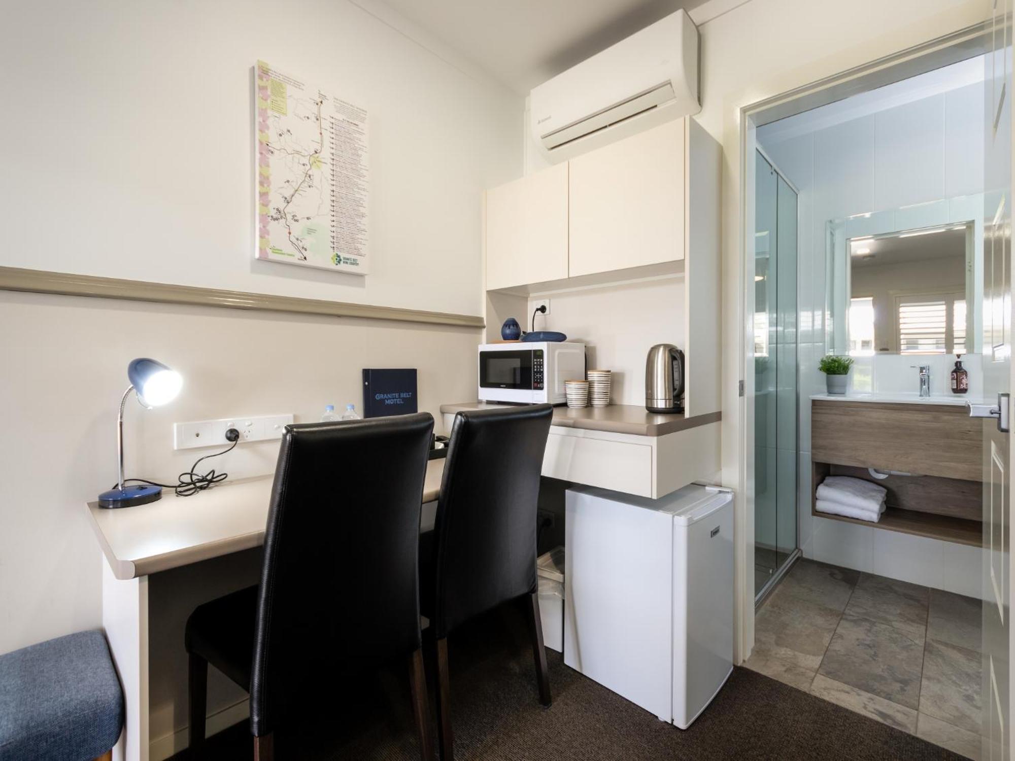 Granite Belt Motel Станторп Экстерьер фото