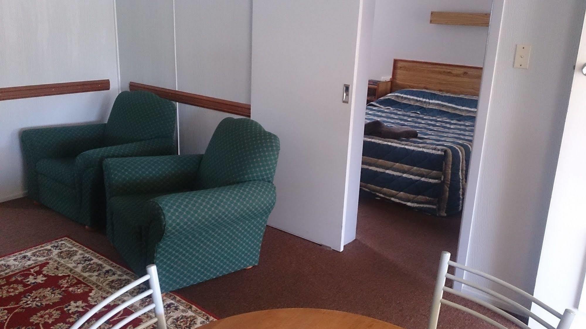 Granite Belt Motel Станторп Экстерьер фото