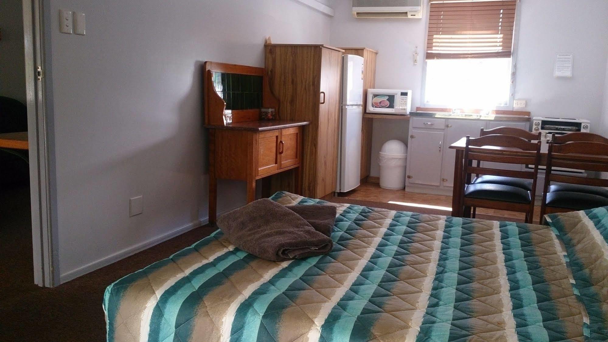 Granite Belt Motel Станторп Экстерьер фото
