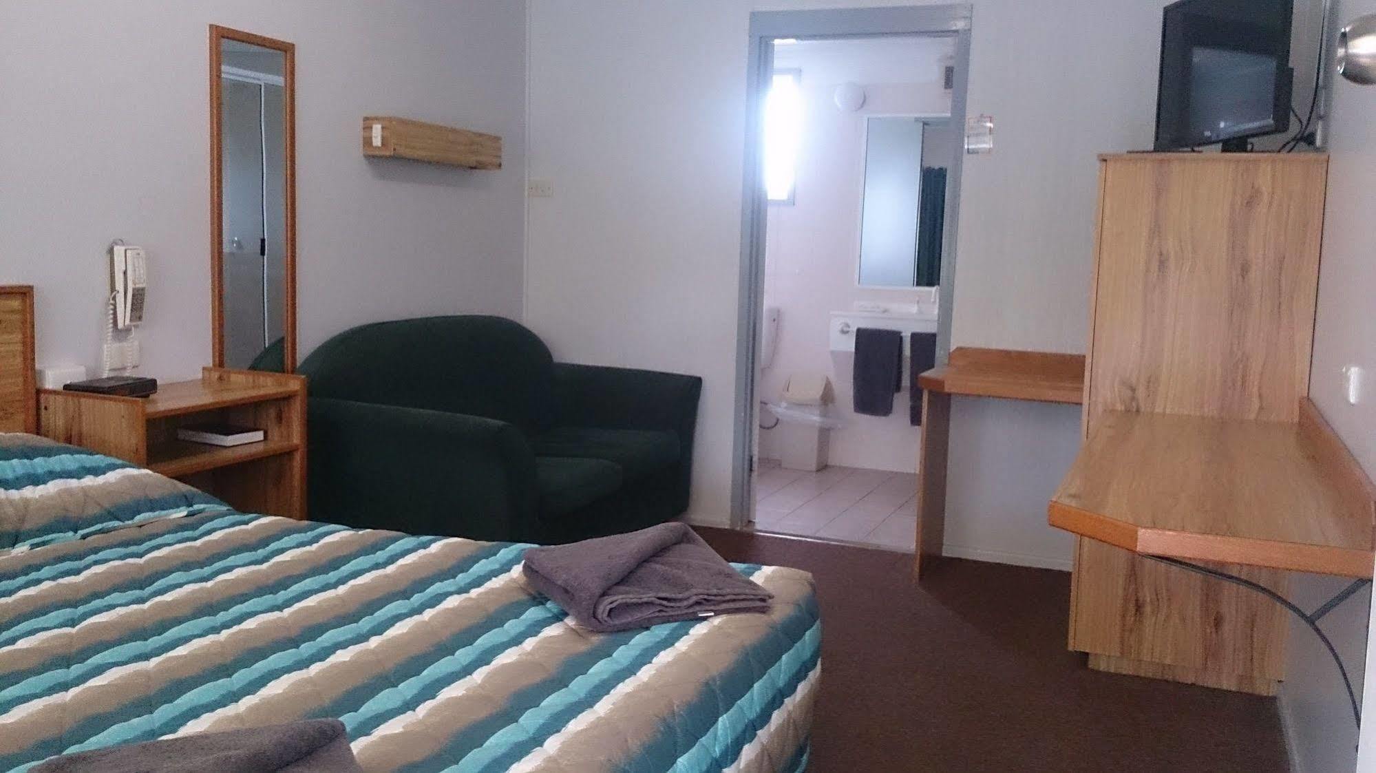 Granite Belt Motel Станторп Экстерьер фото