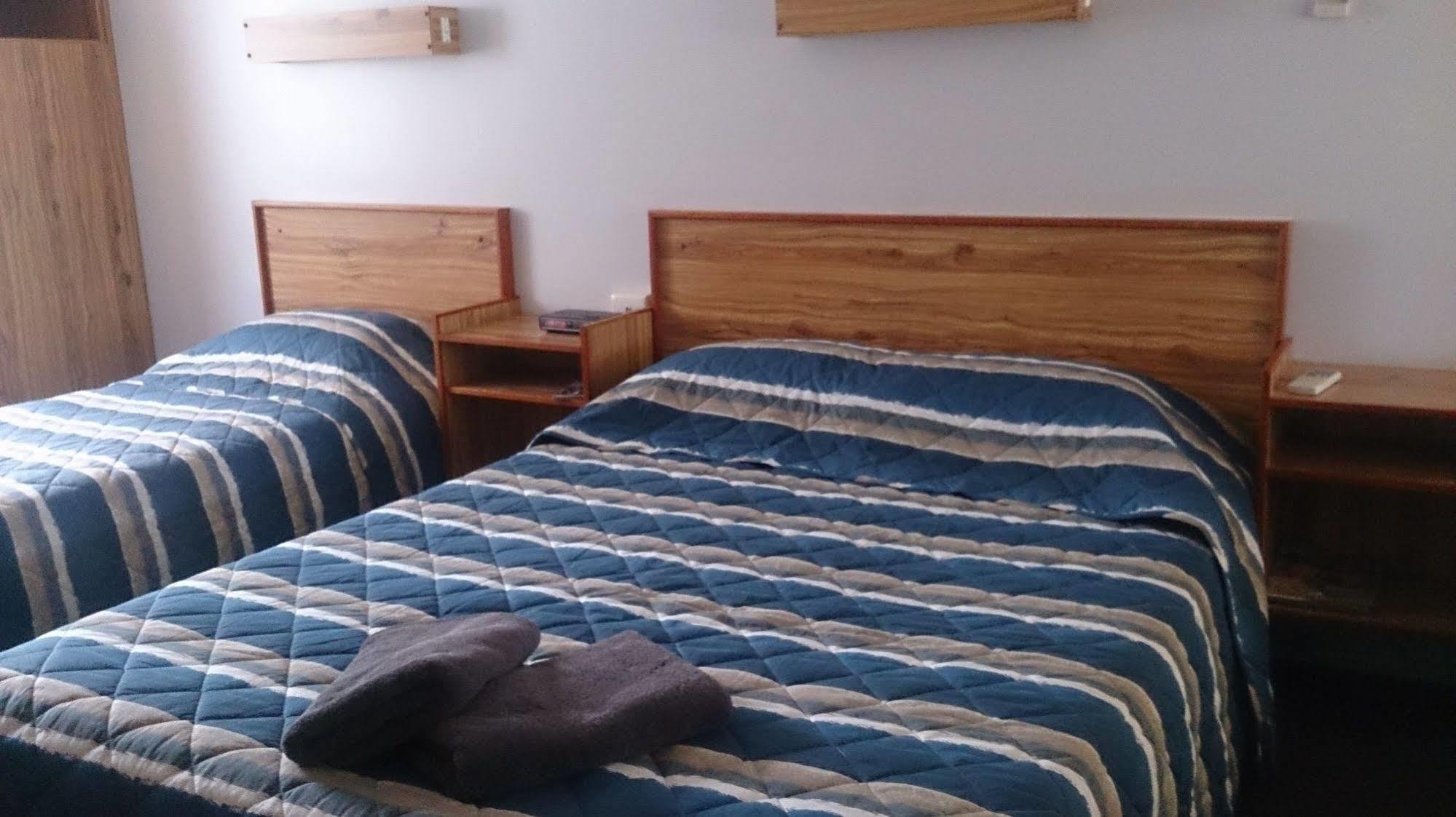 Granite Belt Motel Станторп Экстерьер фото
